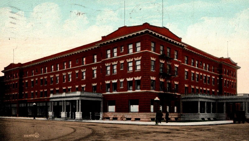 Wenonah Hotel - Vintage Postcard (newer photo)